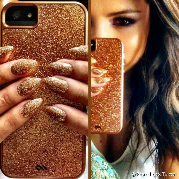 Em abril de 2013, a atriz compartilhou a produ??o das unhas com os f?s e mostrou o esmalte com glitter de part?culas douradas combinado com o acess?rio do celular